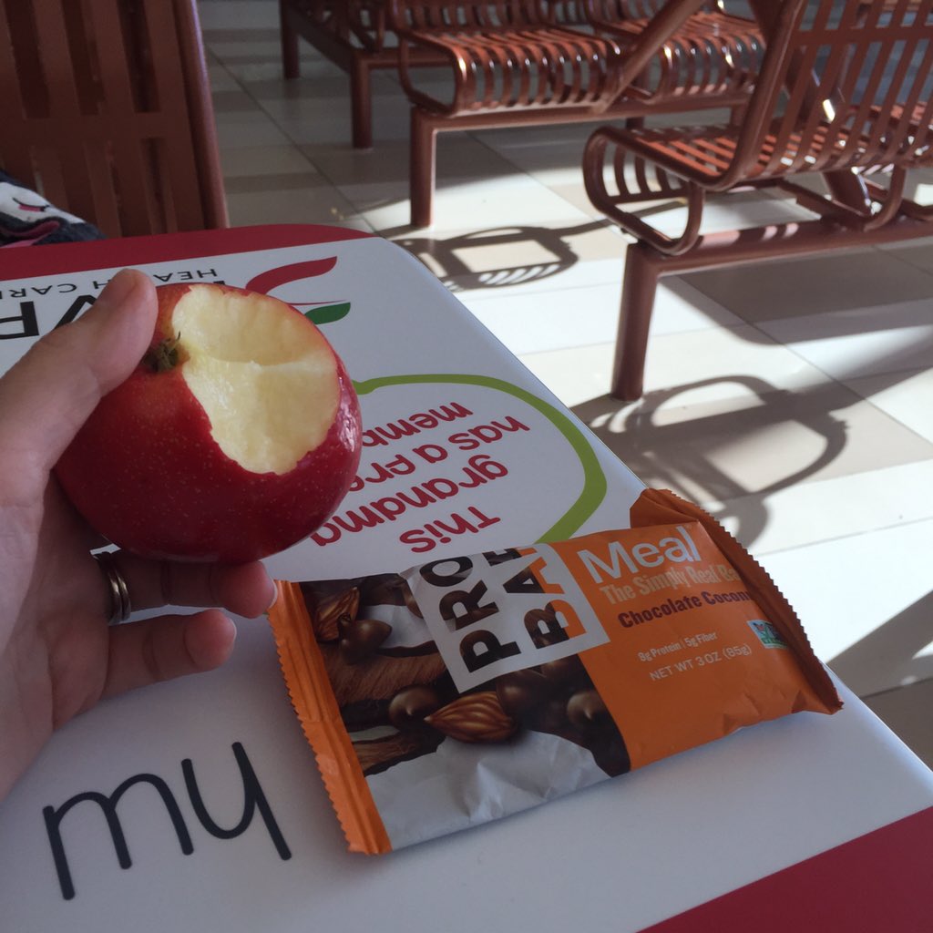 ANationOfMoms's tweet photo. How I do lunch at the mall food court. @THEPROBAR #organic #simplyreal https://t.co/wyuff5MSKB