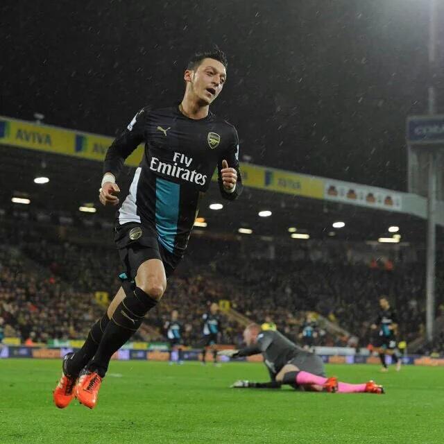 Muhamad_Gunners's tweet image. FT: Norwich City 1-1 Arsenal.
(Grabban 43') (Özil 30')
#BPL #1Points #NCFCvAFC #COYG #VCC