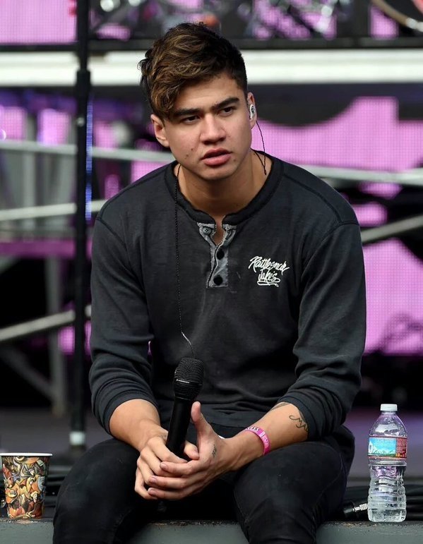 hyyhlilac's tweet photo. @5sosworldalerts #WeLoveYouCalum ❤ https://t.co/lPhsiCBuMj