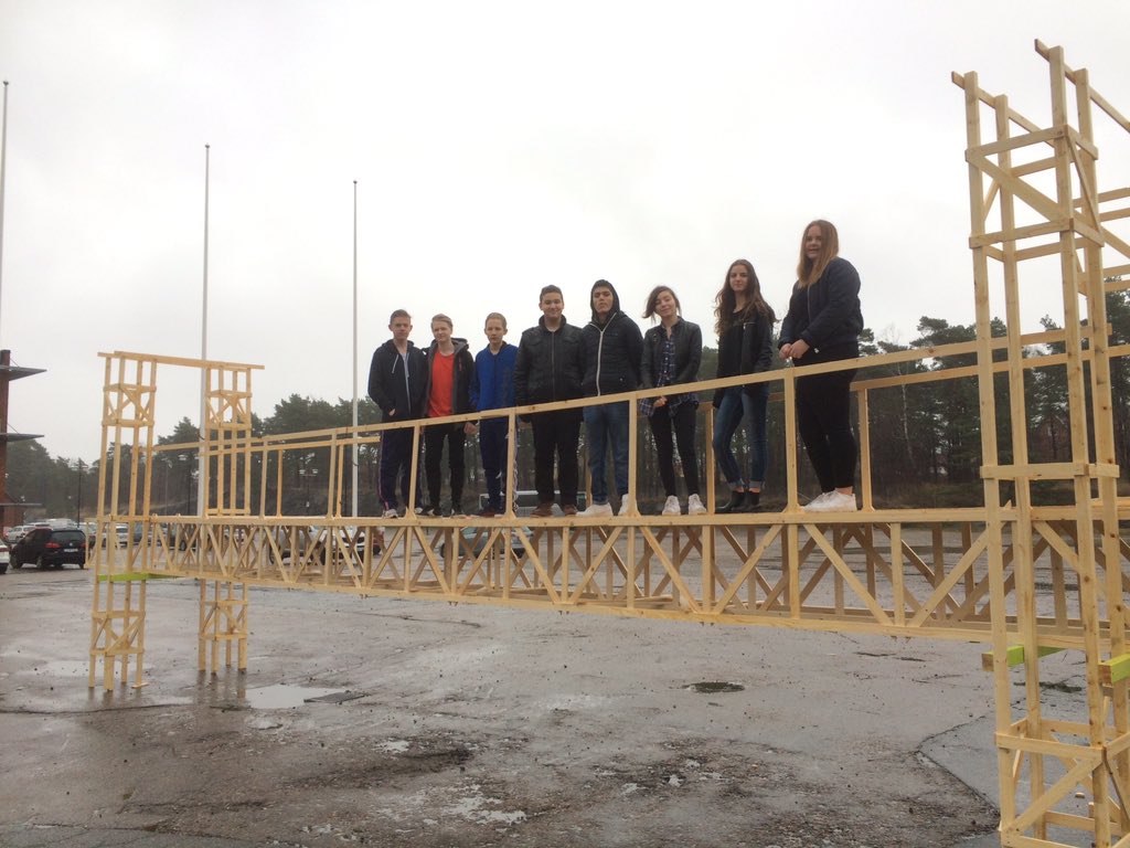 InnovatumSC's tweet photo. Våra grymt duktiga #teknikpiloterna (åk 8 och 9) poserar med sitt bygge, en 12m lång och 1,8-6m hög bro! #innovatum https://t.co/ajREjanM6m