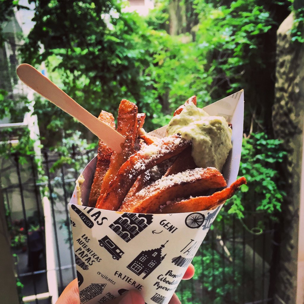 Unas crocantes #PommesdeTerre acompañadas con salsa ranch y toppings de parmesano y paprika. Viví la experiencia.