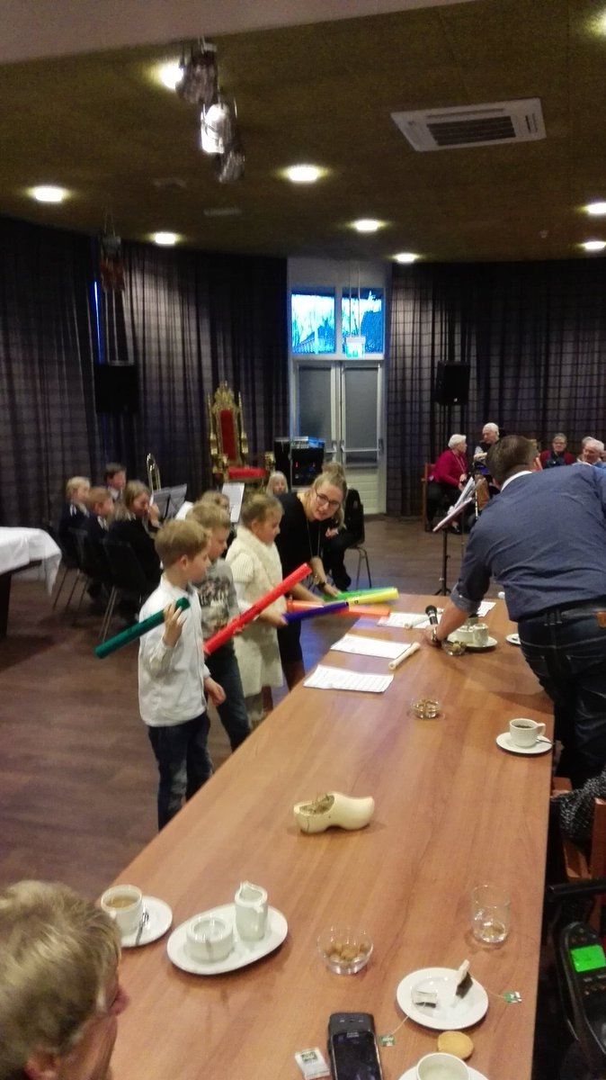 BertkleinRot's tweet photo. De jeugd van Excelsior speelt voor jong en oud op het pepernoten-concert in de zaal van @ZSMzorg. https://t.co/K3KmEk61eE