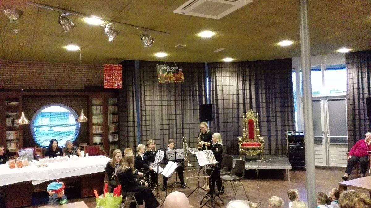 BertkleinRot's tweet photo. De jeugd van Excelsior speelt voor jong en oud op het pepernoten-concert in de zaal van @ZSMzorg. https://t.co/K3KmEk61eE