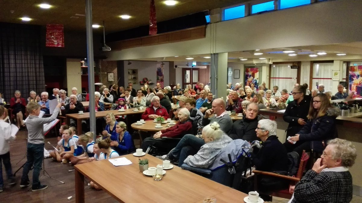BertkleinRot's tweet photo. De jeugd van Excelsior speelt voor jong en oud op het pepernoten-concert in de zaal van @ZSMzorg. https://t.co/K3KmEk61eE