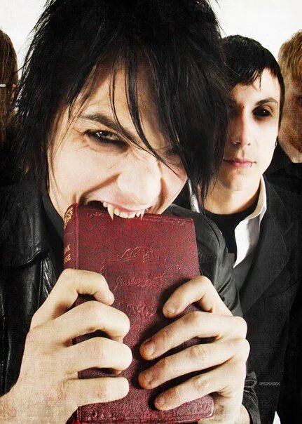 My chemical romance vampires will never hurt you. My chemical romance vampire. My chemical romance солист. My chemical romance vampire. Фрэрард арты вампиры.