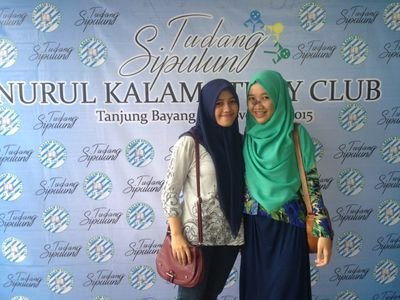 Ka @kikiriskee dan ka @chusnul06 sedang berfoto di photo booth 😄