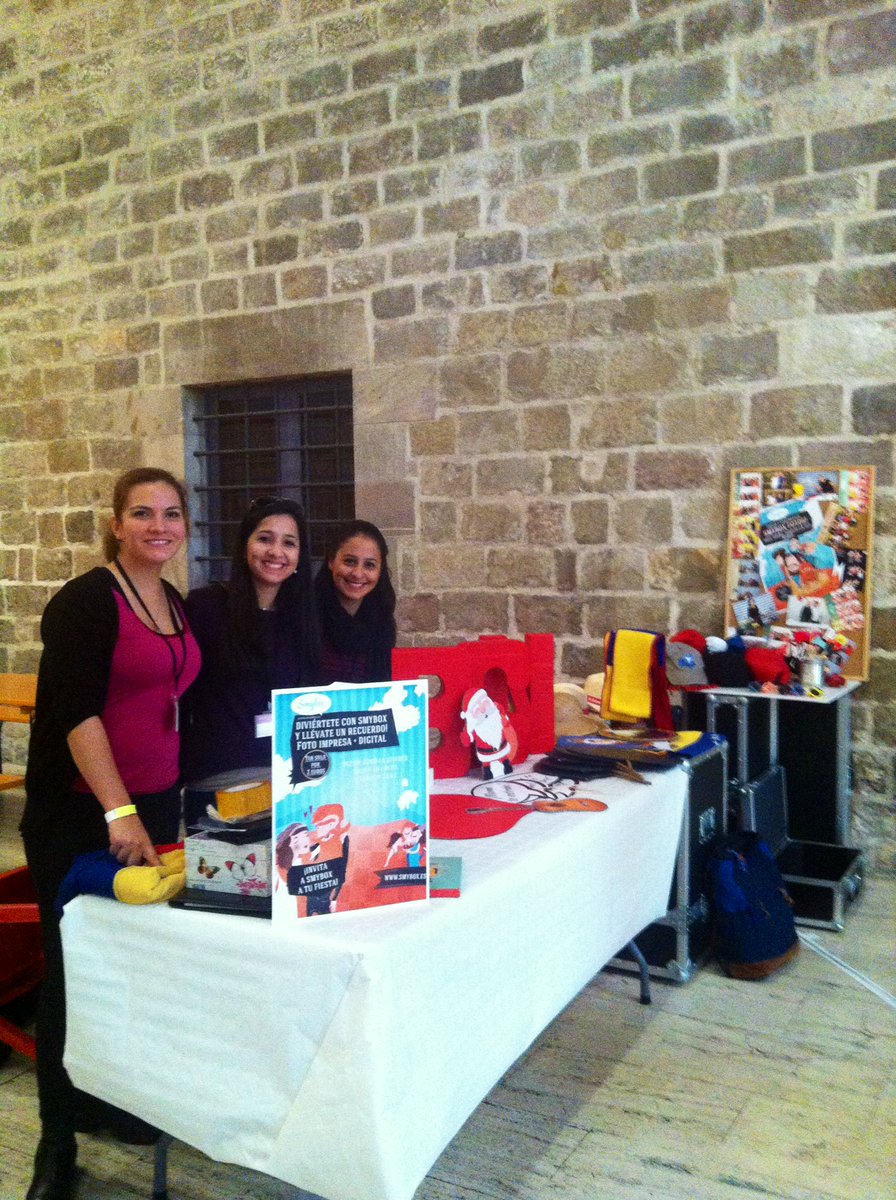 Smybox_Spain's tweet photo. Estámos listos!!! Ven a tomar una foto con  #Smybox_Spain #Feriadelachinitabcn #AREPAiCAVA #Apamate https://t.co/ClwXtIoITO