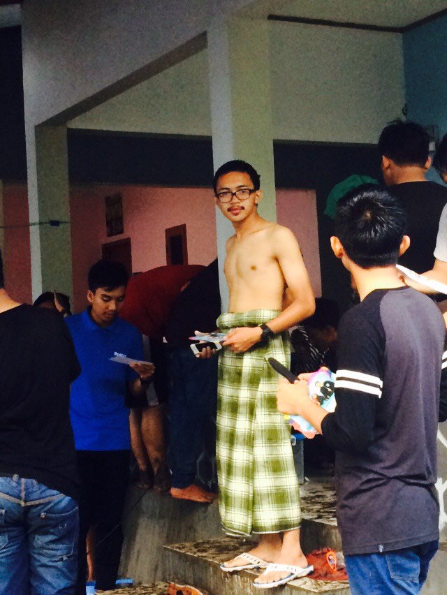 Ketua Panitia baru habis mandi kodong 😄