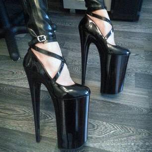 HoneyBoxShoes's tweet photo. Just another manic Sunday here at https://t.co/Gqd9SyQyqW #poledance #bdsmlove https://t.co/ZoHk7TRVOx