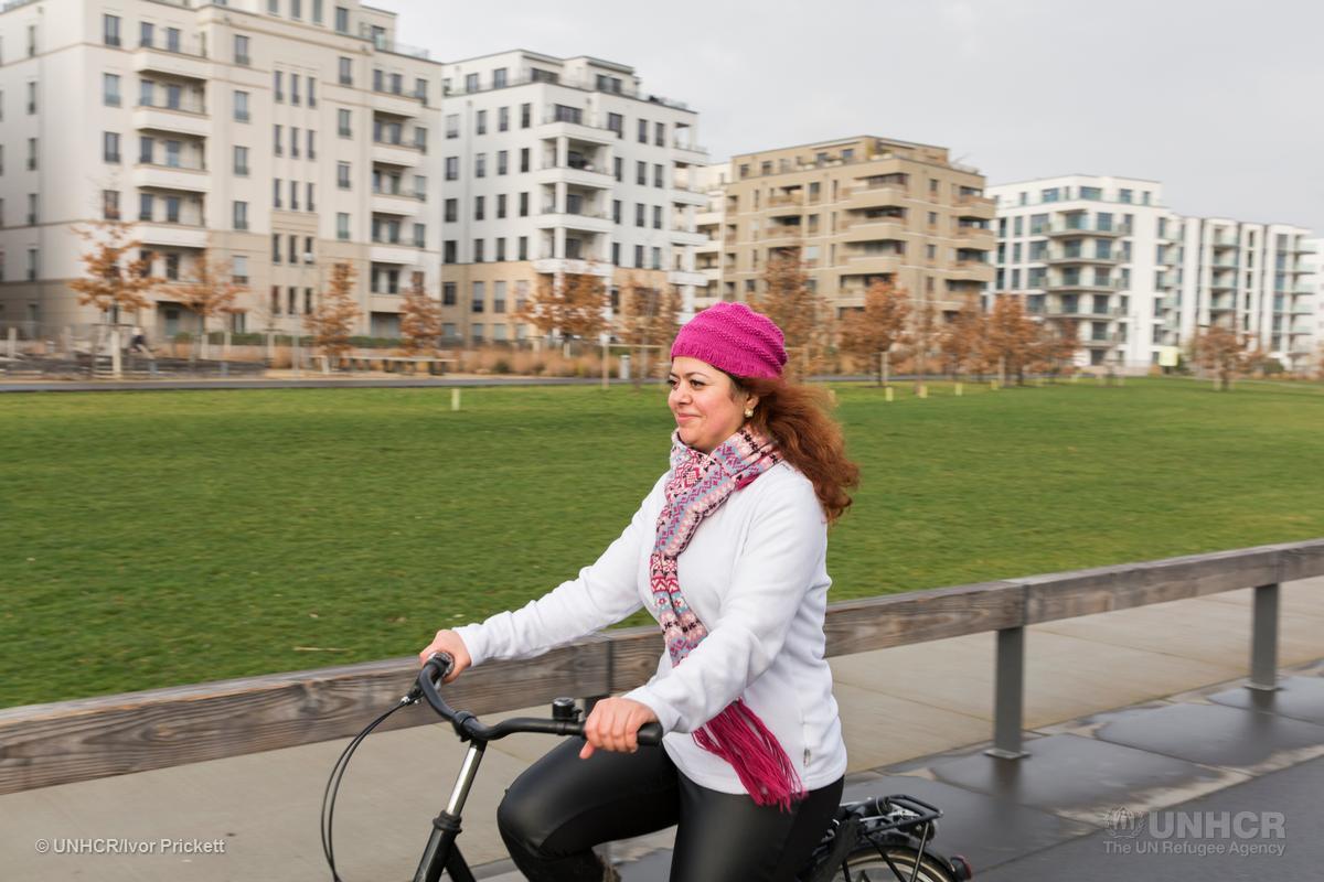Refugees's tweet photo. “Riding a bike is a kind of liberation” - Berliner teaching Syria refugee to cycle https://t.co/22Dfzzi6ro #Europe https://t.co/yT6WFUqz3i