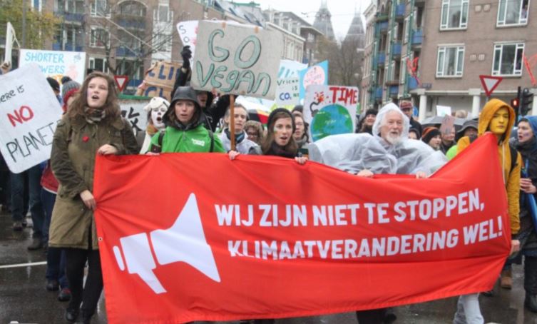 Duizenden mensen betogen in #Amsterdam tegen klimaatverandering -   nufoto.nl/fotos/595339/d… - #klimaatparade -