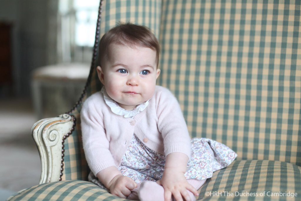 BabyMagazineUK's tweet photo. An early Christmas present.. Photos of 6 month old Princess Charlotte taken by Kate! 🎄👶🏻🎁 #BLloves #HappySunday https://t.co/J6U9s3pBcZ