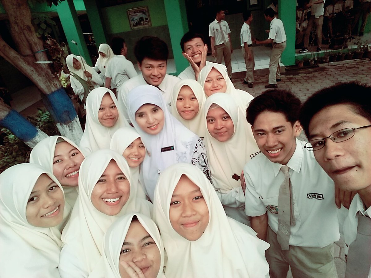 aynulhusnaa's tweet photo. selfie bareng ustadzah Ulfa Mahfudloh #HariGuruNasional #25Nov2015 https://t.co/oUxk9C2OWi