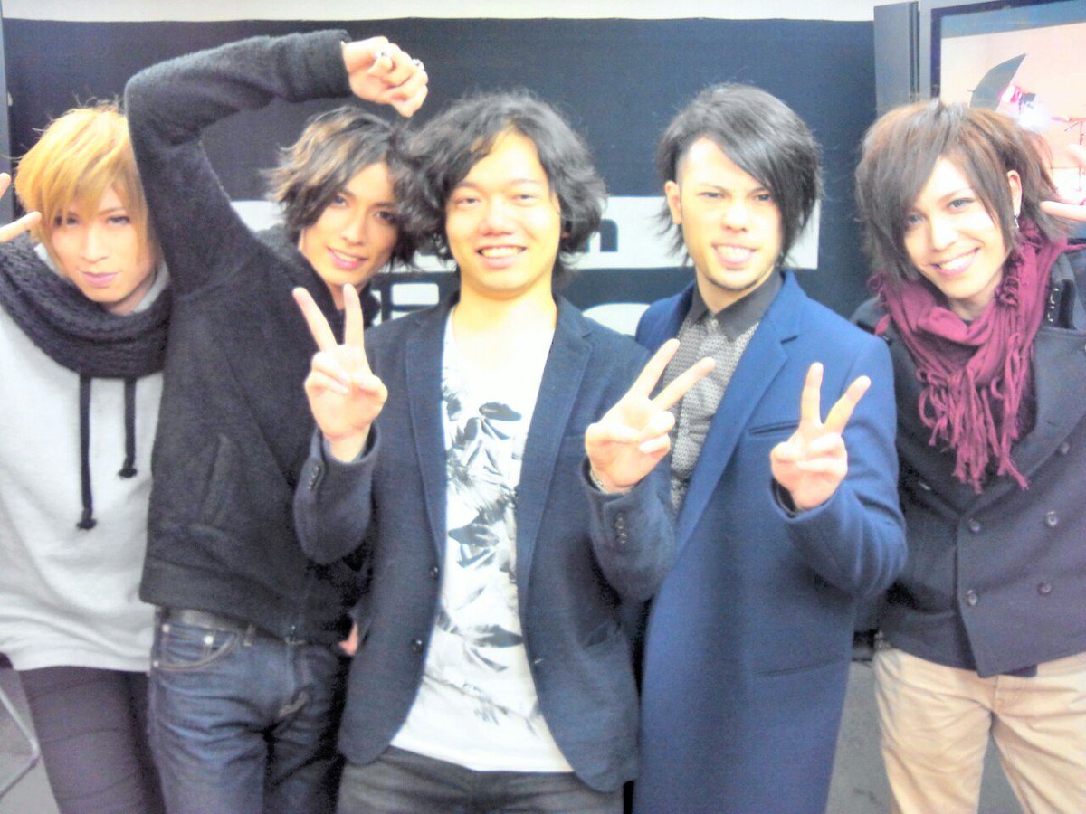 likeanmatsumoto's tweet photo. 松本思い出ギャラリー。本日イベントを行ったLOST ASHの皆さんと！残念ながら当店でのイベントはラストイベントとなりましたが、トーク会も撮影会も笑顔の絶えない楽しいイベントとなりました！ありがとうございましたー！終了後に記念撮影♪ https://t.co/5YoqsQB6Ck