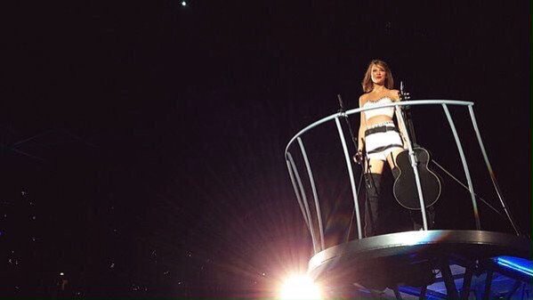 erick032009's tweet photo. Taylor performing at #1989TourSydney https://t.co/HwQ9U0HUhM
