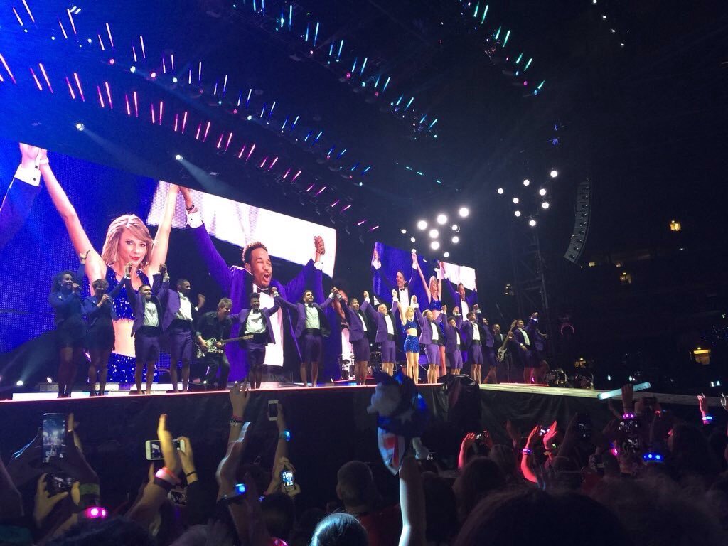 erick032009's tweet photo. Taylor performing at #1989TourSydney https://t.co/HwQ9U0HUhM