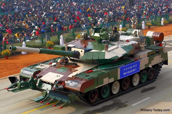 دبابه Arjun Mark II الهنديه المحدثه  تقوم بتجارب  CU_LUaSWwAAN3U1