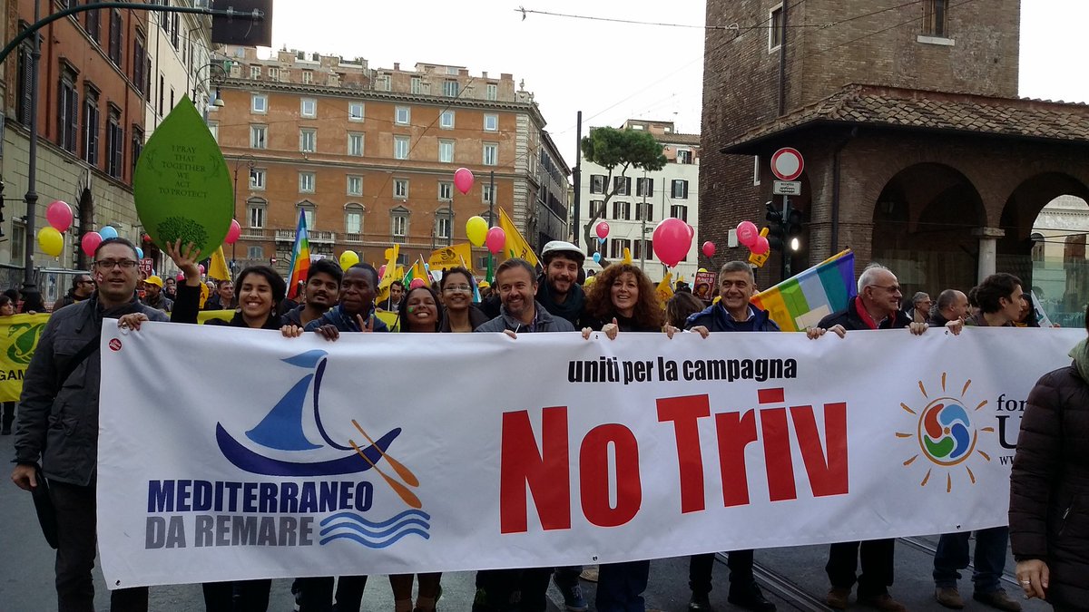 FUniVerde's tweet photo. In tanti alla #marciaperilclima uniti per combattere i #cambiamenticlimatici #notriv #sisolar @CoalizioneClima https://t.co/SRt5BvVca3