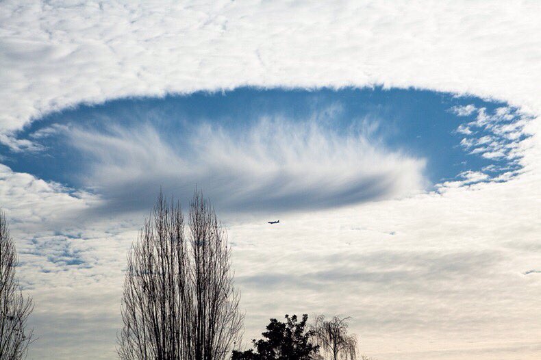Разрывы туч. Эффект Fallstreak в перисто- кучевых облаках. Аномальные явления в природе. Озоновая дыра в небе. Атмосферные явления.