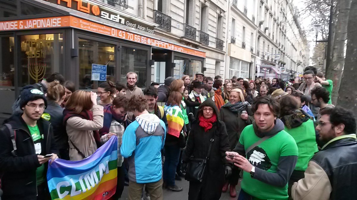 .<a href="/FYEG/">Young European Greens</a> along with <a href="/Jeunes_Ecolos/">Les Jeunes Écologistes</a> took part in the 10 000 people's #HumanChain in #Paris to demand #ClimateJustice !