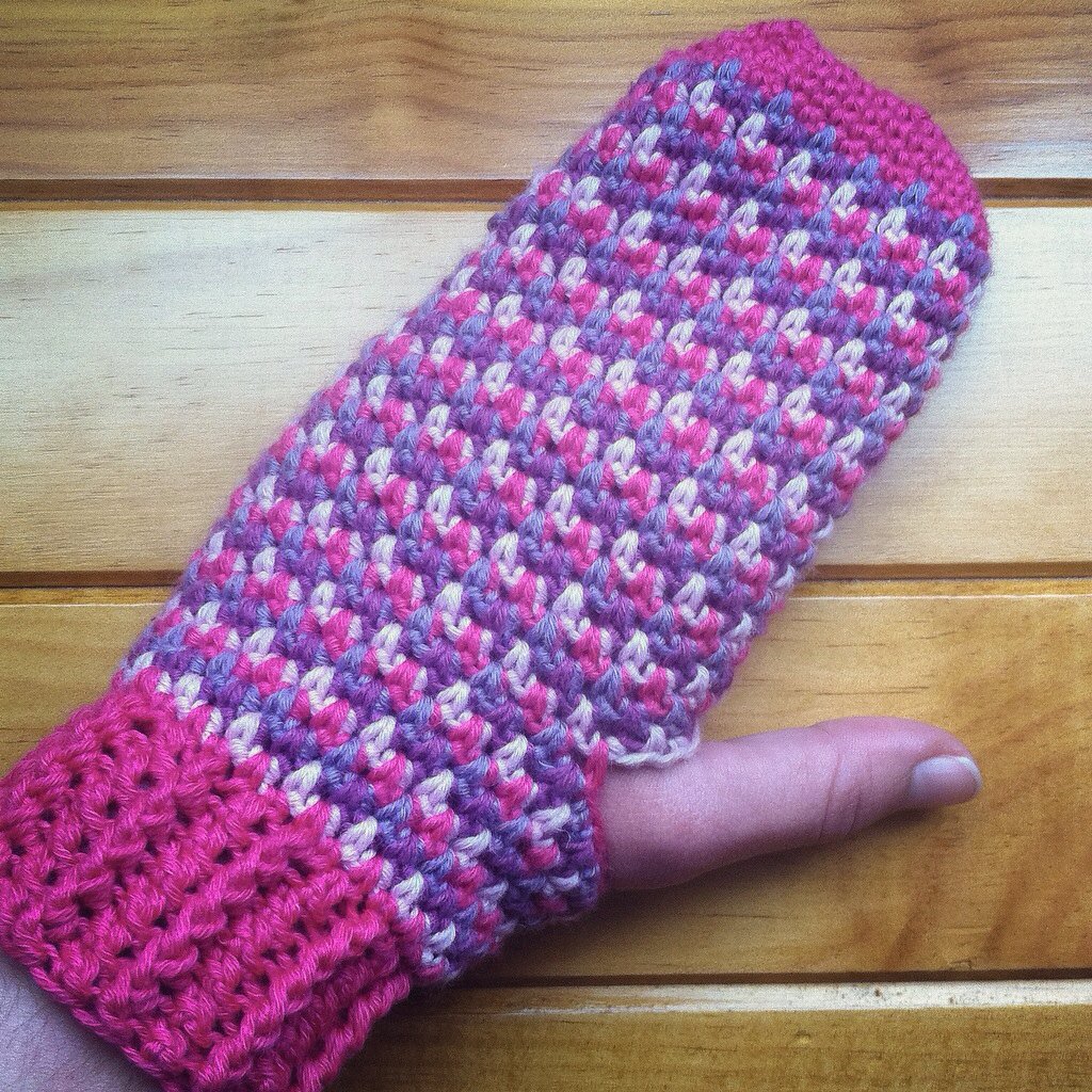 horadecrochet's tweet photo. Érase una vez un pulgar que necesitaba abrigo #retofinde #manoplas #crochet #dropscottonmerino https://t.co/5wOAW9raB7