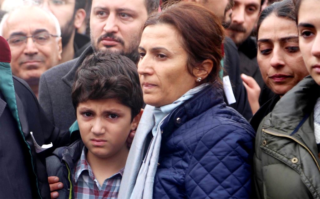 mehmetsal73's tweet photo. Bu çocuğun bakışındaki(Tahir Elçi'nin oğlu) öfke, hepimizin! SİZİ ASLA AFFETMEYECEĞİZ!
#KürdistanELÇİsiniUğurluyor https://t.co/B86xKaKB8l
