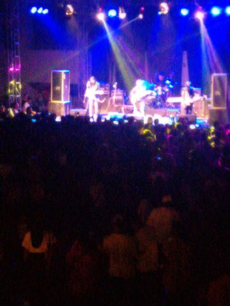 octidark's tweet photo. @efekrumahkaca lagu pertama langsung dihajar sama debu-debu beterbangan!! Nangis!! cc: @ernanha12 @vinisaisyah https://t.co/jd4DIx5sOv