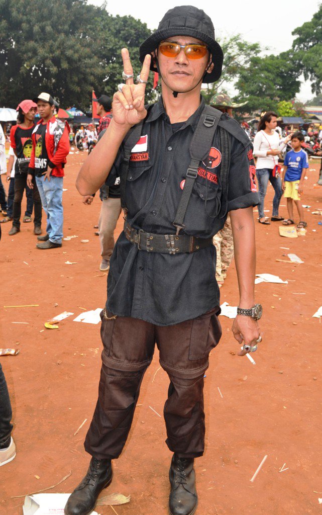 Ini satgas paling keren di lapangan alap2 kmrn. Temennya si <a href="/Panjoel1978/">Panjoel</a> nih. Wakwaw.. Topp, mas! #Tangsel2Jari