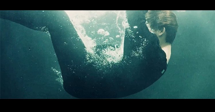 OMG IS THIS TAEHYUNG FALLING INTO THE WATER WHEN HE JUMPED AT THE