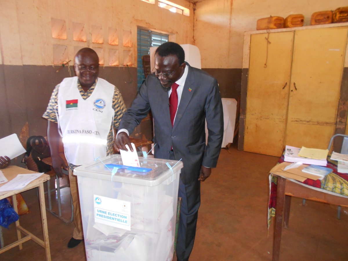 #Burkina #Lwilivote Ecole Yako 8, 11h48. <a href="/Hotthierry1/">Thierry Hot</a> <a href="/radiosomega/">.</a> <a href="/FrancoisOrgeat/">François Orgeat</a> <a href="/FRANCE24/">FRANCE 24</a> <a href="/BBCAfrica/">BBC News Africa</a> <a href="/rtburkina/">RTB</a>