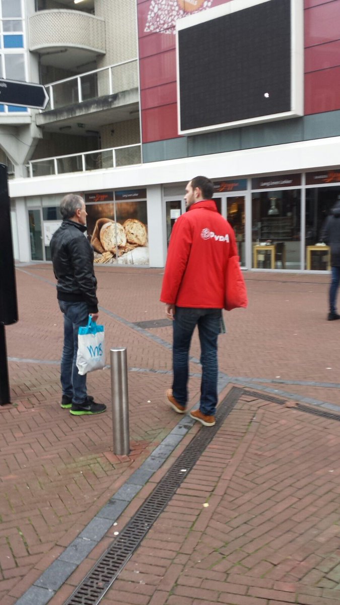 PvdANissewaard's tweet photo. Vanmiddag waren we weer op het Uitplein en deelden we o.a. pepernoten uit! #pvdaindebuurt https://t.co/jITMLUzB3F