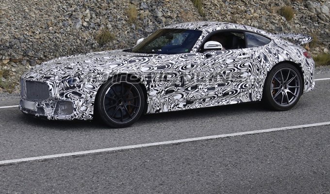 motorionline's tweet photo. #Mercedes #AMG #GT R: nuove foto spia della sportiva tedesca ancora più grintosa - #AMGGTR  https://t.co/OquKsvgr8z https://t.co/foiOnnYPXg