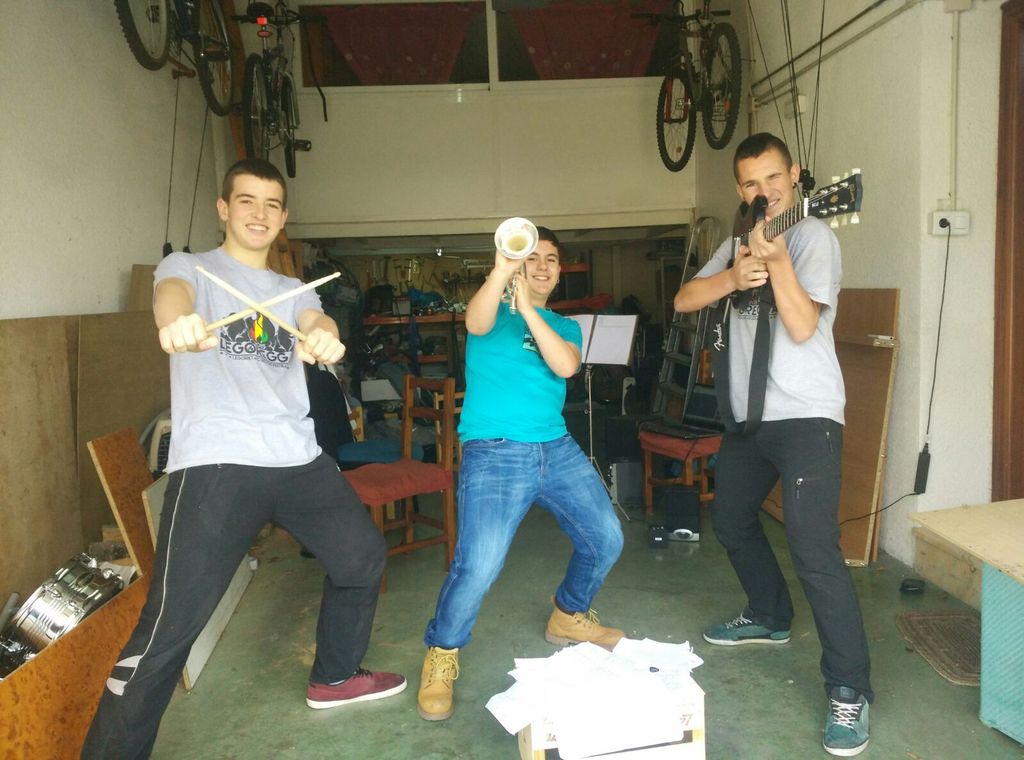 Otsein_taldea's tweet photo. Ensaio ona gaur💪🎺🎸 https://t.co/IJwRr6LgrL