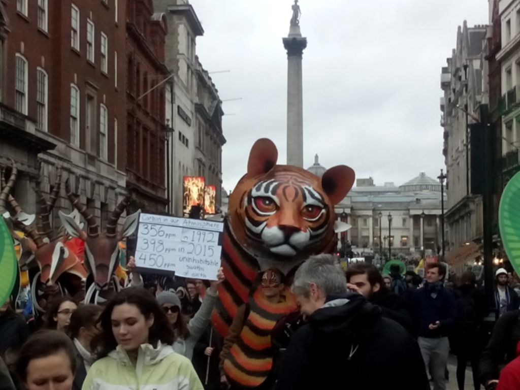 VeroLefebvre's tweet photo. #ClimateMarch London #eyesonParis 
@marion_pfeifer @axelducourneau https://t.co/Pf6uCOqpnQ