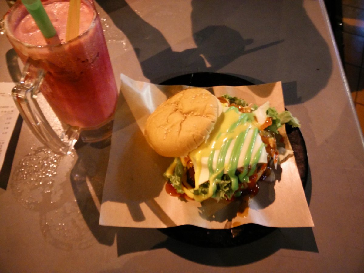 Adlannnn's tweet photo. Hello burger kukus lava  
Meatball lava https://t.co/vPc0SRhFi2
