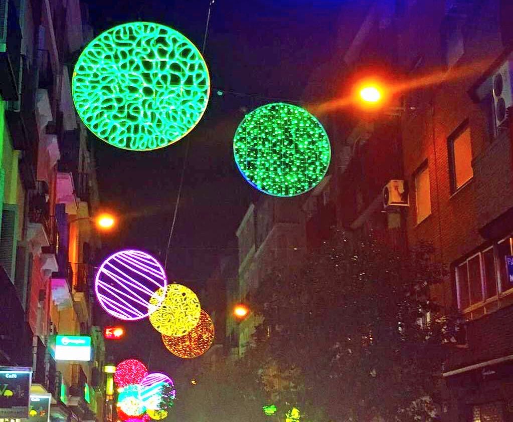 ReyesMagos's tweet photo. ¡Ya han encendido las luces de Navidad! Eso es señal de que cada vez estamos más cerca... 👑👑👑 https://t.co/ntL4I2624h