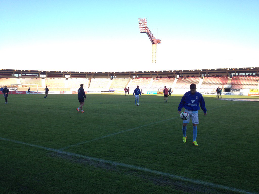 SD_Compostela's tweet photo. Os nosos rapaces quentando motores para o derbi! Preciosa tarde de novembro en San Lázaro. #SDvsRCF https://t.co/kvLoq6aNNR