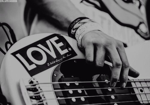 5SOS_Daily's tweet photo. Why can't I stop looking at this 😍 #MTVStars 5 Seconds Of Summer https://t.co/lOUHb6cRzV
