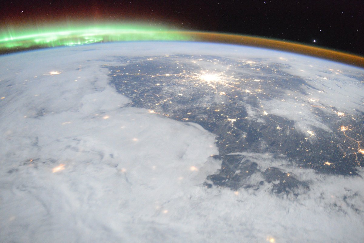 Volkov_ISS's tweet photo. Полярное сияние, в середине сверкает Москва, а слева вверху - Санкт-Петербург. Снимок сделал Олег Кононенко. https://t.co/0NWBbpLMAJ