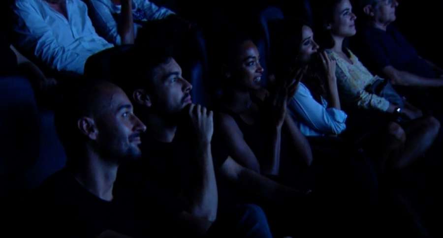 antena3com's tweet photo. Así reaccionan los protagonistas de #PalmerasEnLaNieve (@atresmediacine) al ver la película https://t.co/odr7PvhBXd https://t.co/cksnZVOTfJ