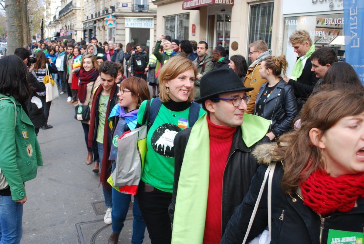 Nous étions là. Parmi 10 000 citoyen-ne-s, pour la #ChaineHumaine  et un monde meilleur. #JusticeClimatique #COP21