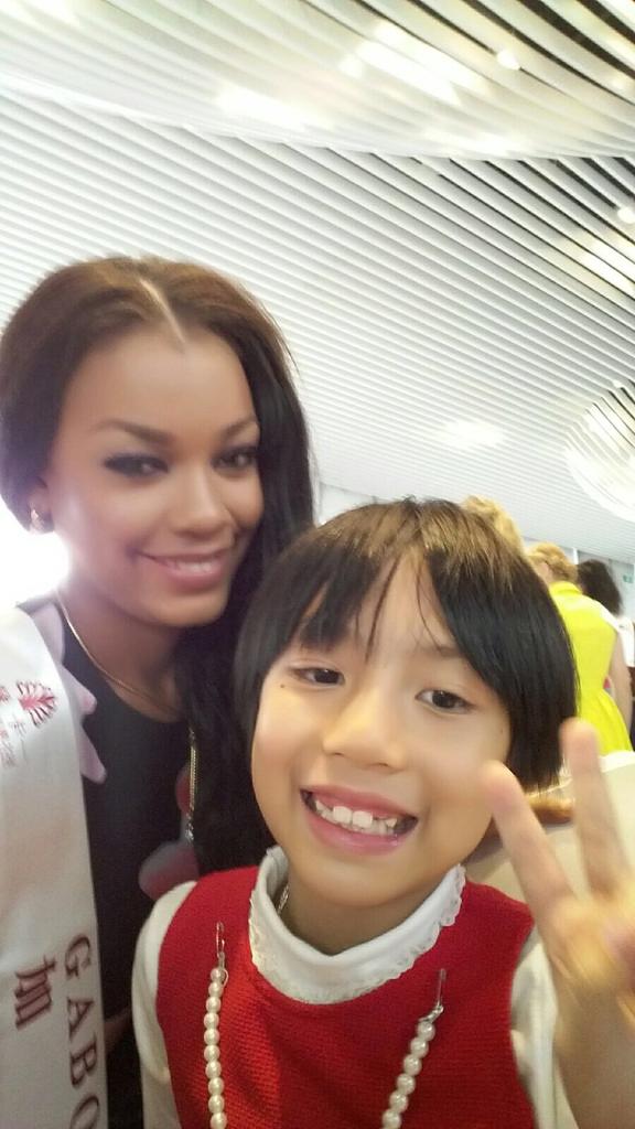 Miss_Reine_off's tweet photo. Je vous présente #Lility et ses dessins. Une petite qui déborde d'énergie avec qui #MissWorld2015 #FamilyDay #1 https://t.co/wRrjp1DGlZ