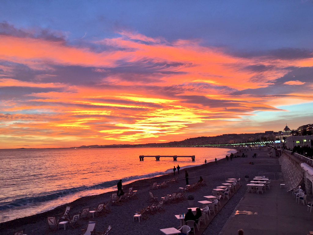 travelmehappy's tweet photo. J'ai rarement vu un coucher de soleil aussi spectaculaire à #Nice06 ! 
@Nice_Tourisme @VilledeNice @Visit_Cotedazur https://t.co/oqzpRrpOxm