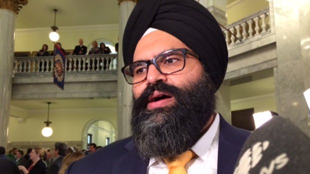 CBCAlerts's tweet image. Mayor says #Calgary landmarks to be lit tonight in navy blue, the favourite colour of late MLA #ManmeetBhullar.