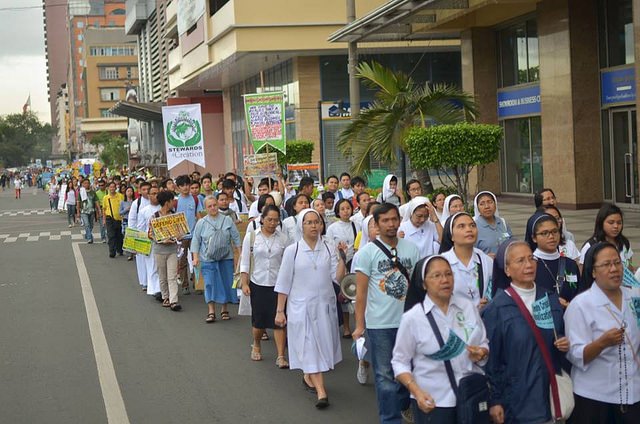 billmckibben's tweet photo. On the #climatemarch in Manila, Cornwall UK, and Nashville USA @350Nashville Different circumstances, united hearts! https://t.co/ZgfFNKKGRk