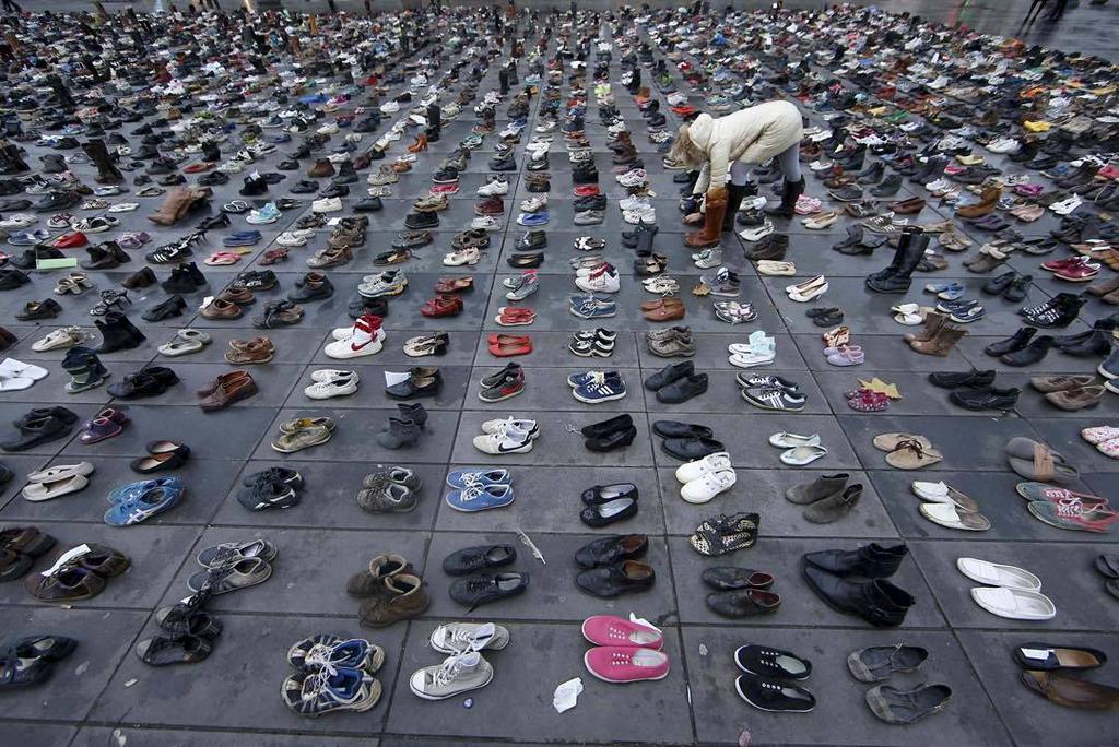 TorontoStar's tweet photo. Hundreds of pairs of shoes were lined up at Paris’ Place de la Republique as a symbolic ra… https://t.co/vlOYCErPni https://t.co/VfHSxqYpny