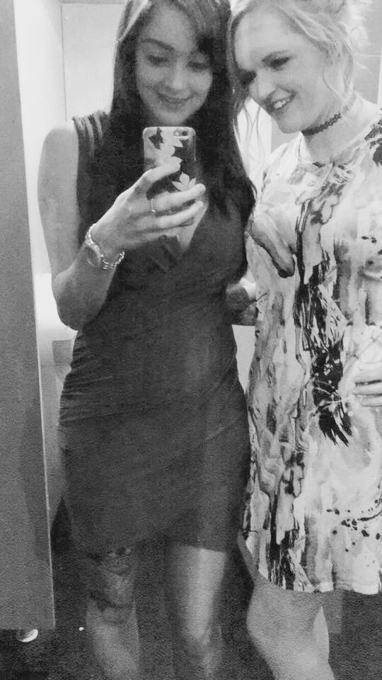 Christmas night out with @BeckiiKemish ❤️🐸🙌🏼🎄 #ChristmasIsComing #BogSelfie #Brunette&Blond #Black&White