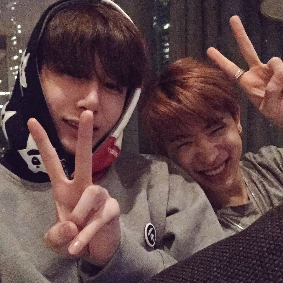 OfficialMONSTAX's tweet photo. [#형원] 둘만 보기 아까운 홍콩의 밤. 같이 보고 싶다. @몬베베 https://t.co/hY9j4Ij5Hs