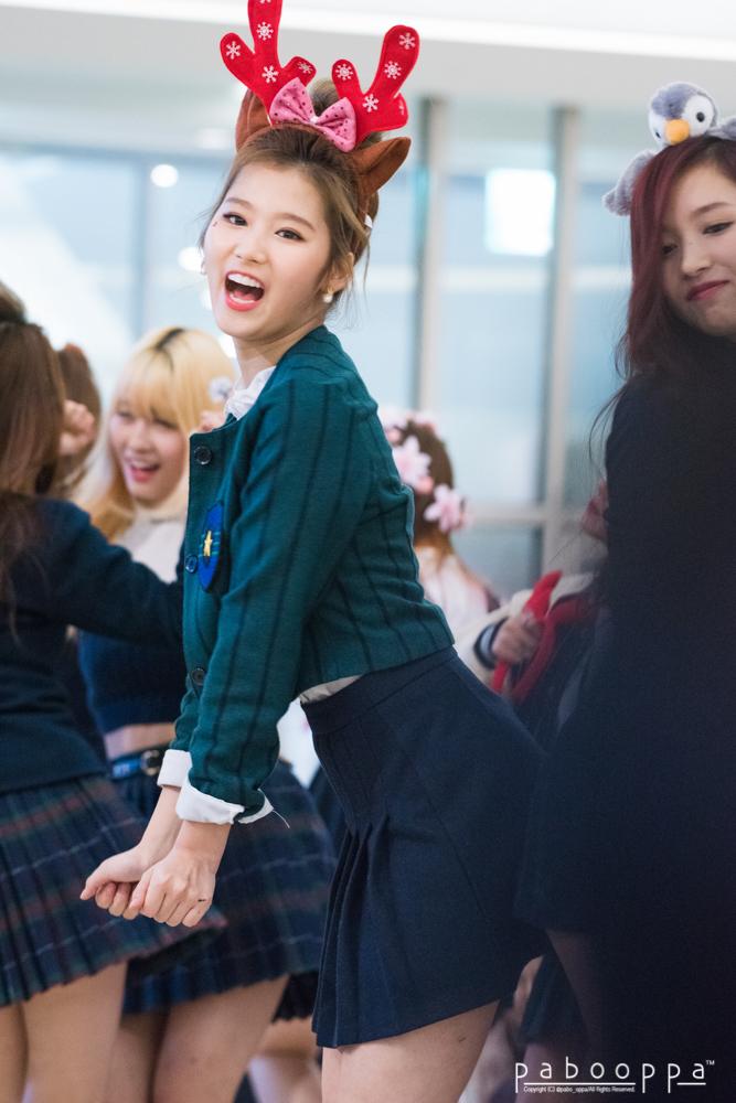 pabo_oppa's tweet photo. 151129 TWICE 트와이스 사인회 사나
#twice #트와이스 #sana #사나 https://t.co/iEWzfuWWvQ