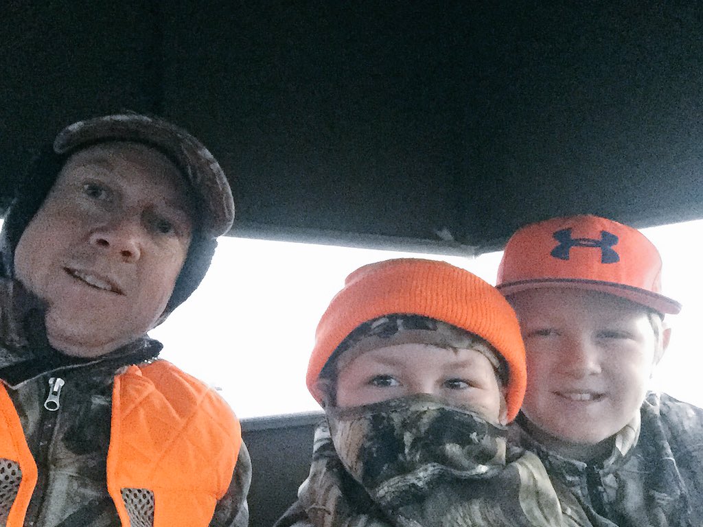 GraybillMark's tweet photo. #deerhunting out this week...lots of does, little bucks and a big boy buck 180 yards out https://t.co/NYsEq1tIkw